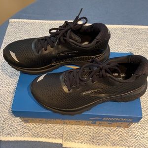 Brooks Adrenaline GTS 19 Running Shoe, Size 7.5B